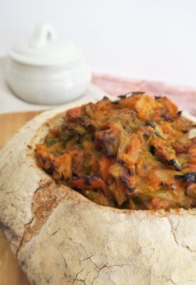 pão recheado com legumes e chouriço