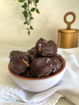 tâmaras com amendoim e chocolate